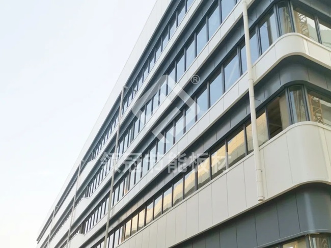 领冠重塑外墙夹芯板竖铺方案